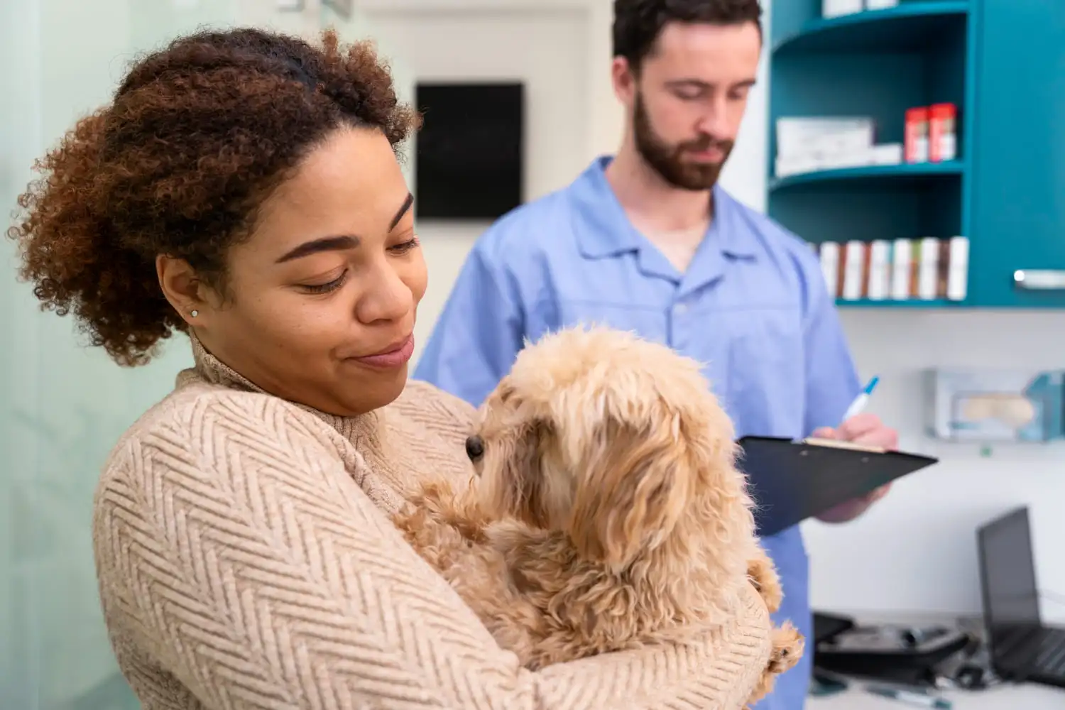  propriétaire tenant son chien au cabinet vétérinaire couvert par une assurance animaux de compagnie