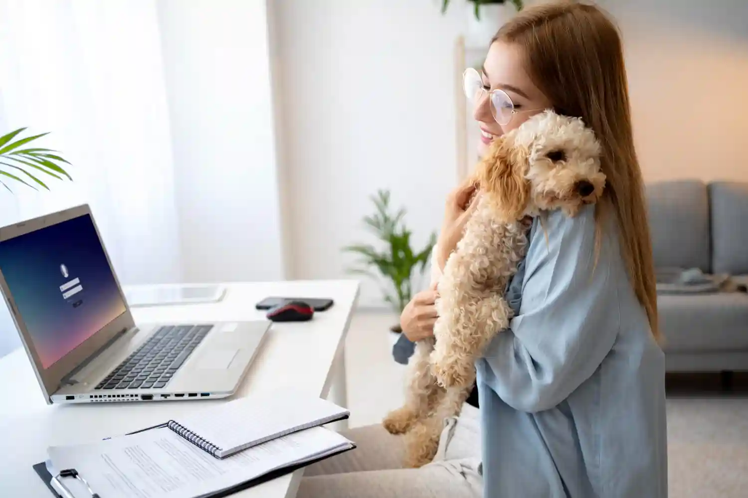 Femme travaillant à domicile avec son chien assuré – assurance chien